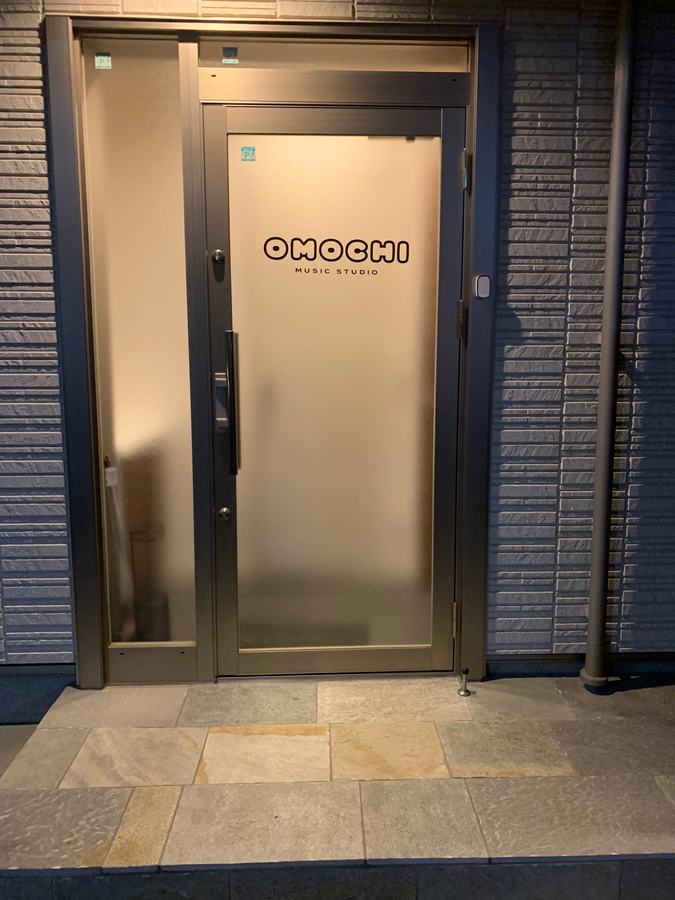 OMOCHI MUSIC STUDIOの入口の扉