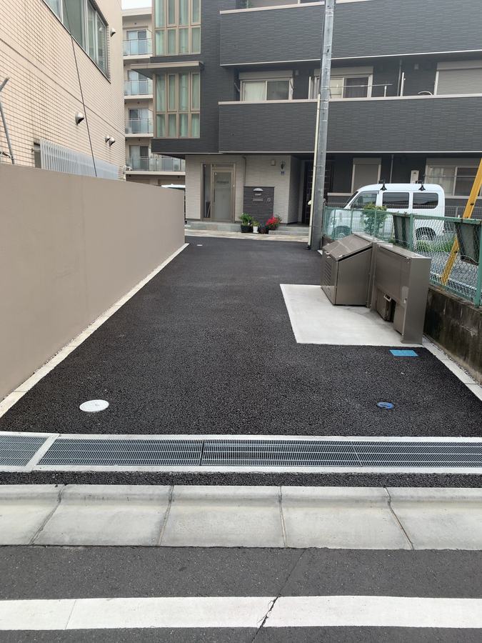 駐車スペースの場所（道路から見た様子）