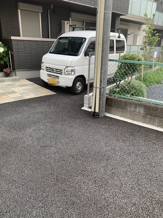 白い車が停まっている場所が駐車スペース